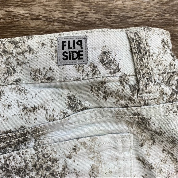 Flipside Reversible Shorts - Picture 12 of 14